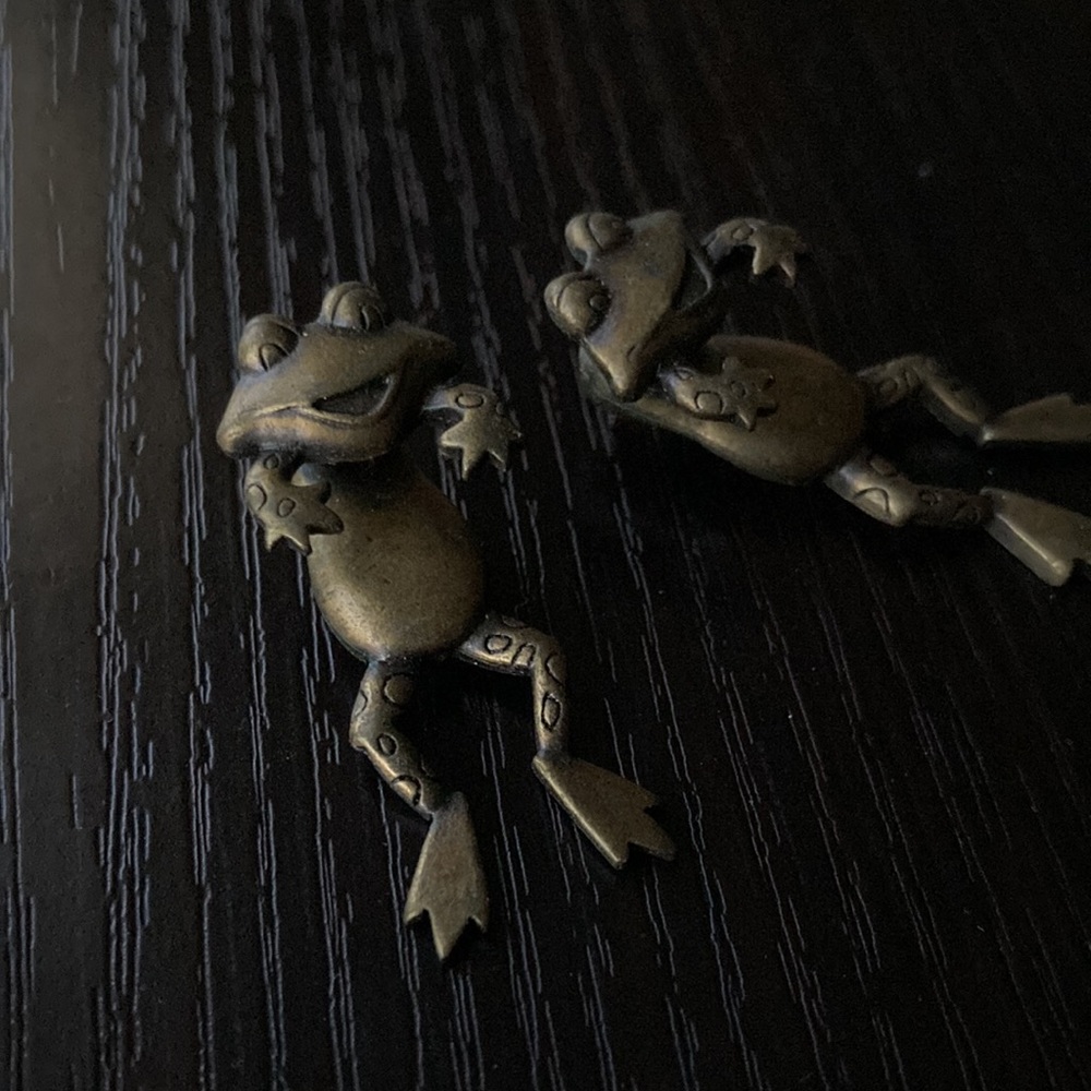 Frog dangle earrings - Picture 2 of 5